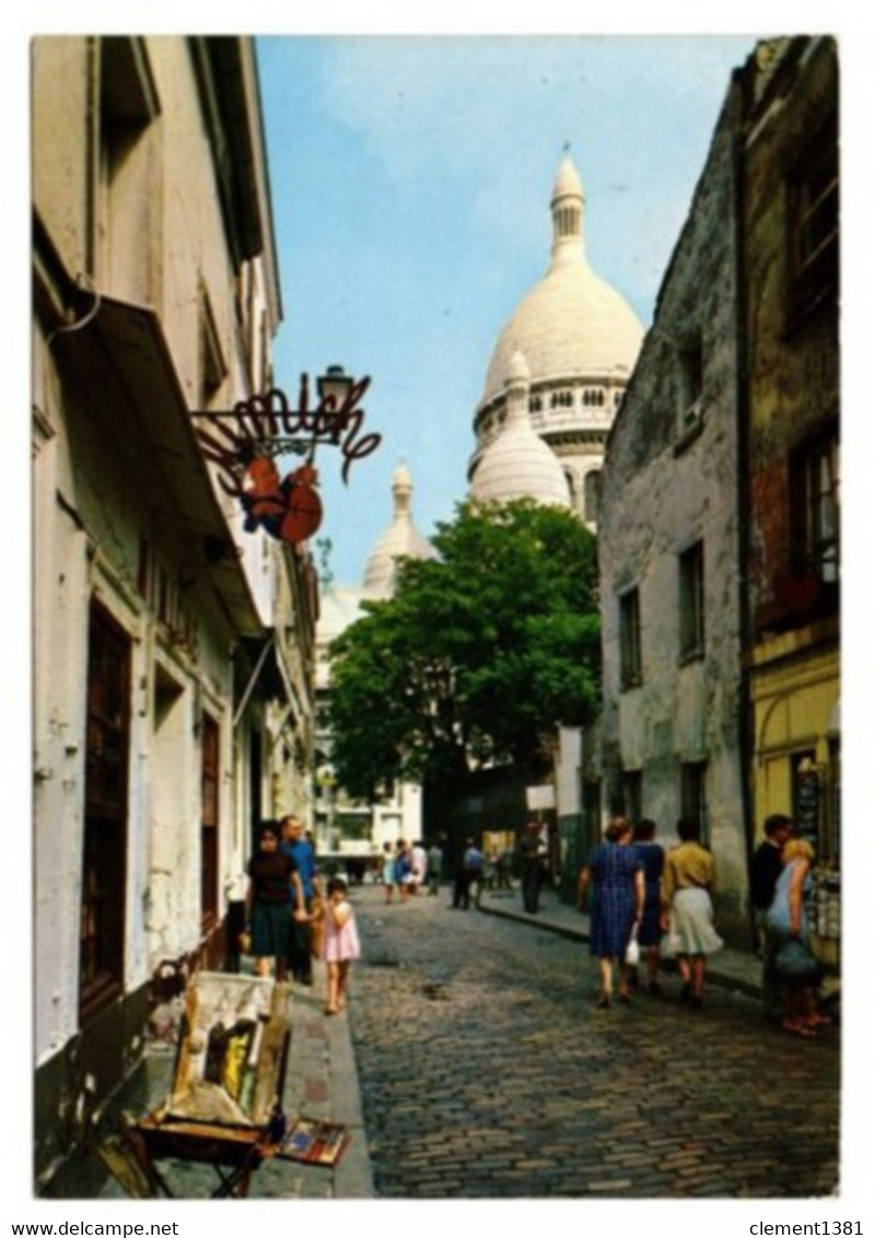 Paris Et Ses Merveilles Le Vieux Montmartre Rue Du Chevalier De La Barre Au Fond La Basilique Du Sacre Coeur - Arrondissement: 18