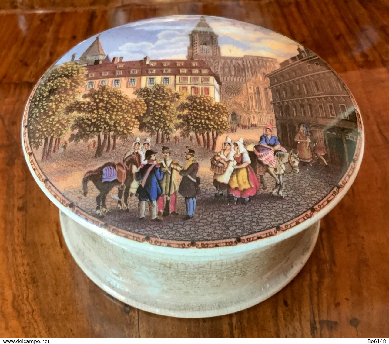 SCATOLA INGLESE Primi ‘900 CERAMICA , Coperchio Decorato Con Piazza E Personaggi - Unclassified