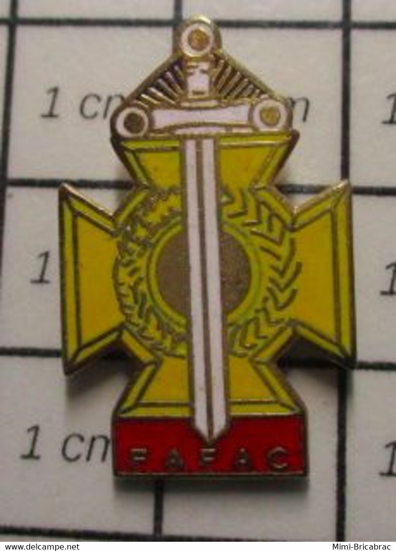 1818A Pin's Pins / Beau Et Rare / THEME : MILITARIA / MEDAILLE DECORATION MILITAIRE FAFAC - Militaria