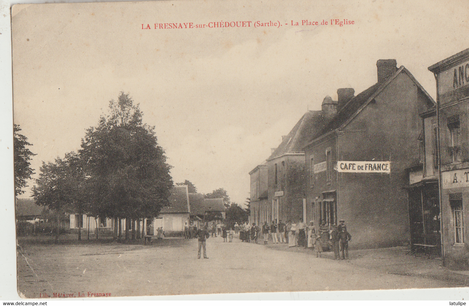 La Fresnaye-sur-Chedouet  72  La Place De L'Eglise Et La Rue Tres Tres Animée Devant Le Café De France Et L'Epicerie - La Fresnaye Sur Chédouet