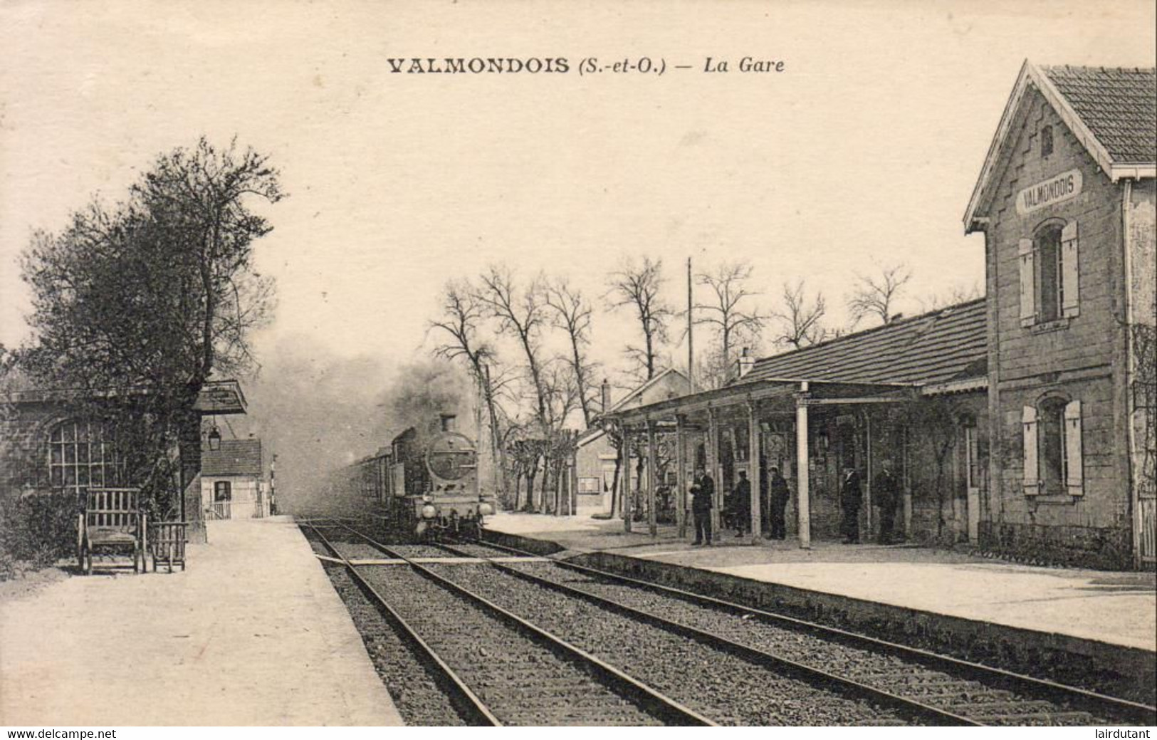 D95   VALMONDOIS   La Gare  .........  Avec Train En Gare - Valmondois