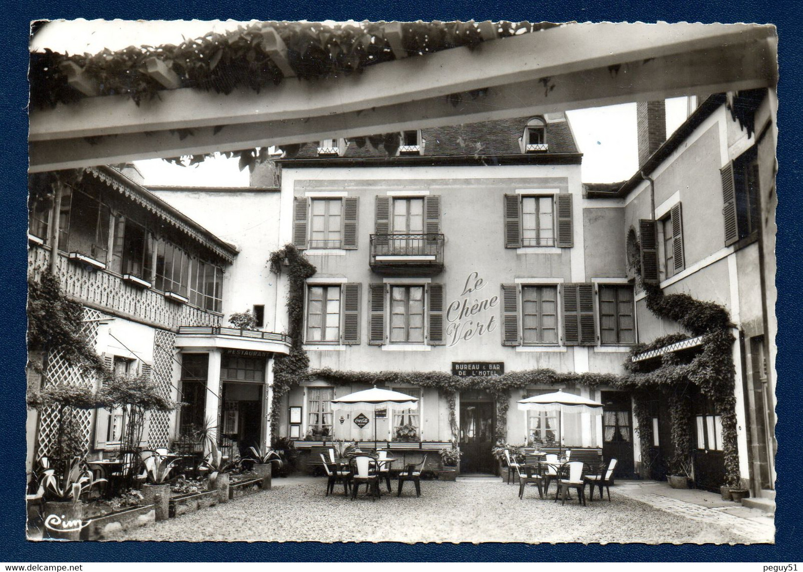 03. Saint-Pourçain Sur Sioule. Hôtel- Restaurant Le Chêne Vert. Cour Intérieure.  Pub Coca-Cola. 1961 - Autres & Non Classés