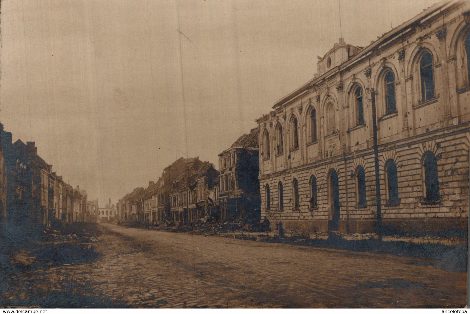 59 - FOURNES EN WEPPES / CARTE PHOTO ALLEMANDE RUE VERS LA GARE - Sonstige & Ohne Zuordnung