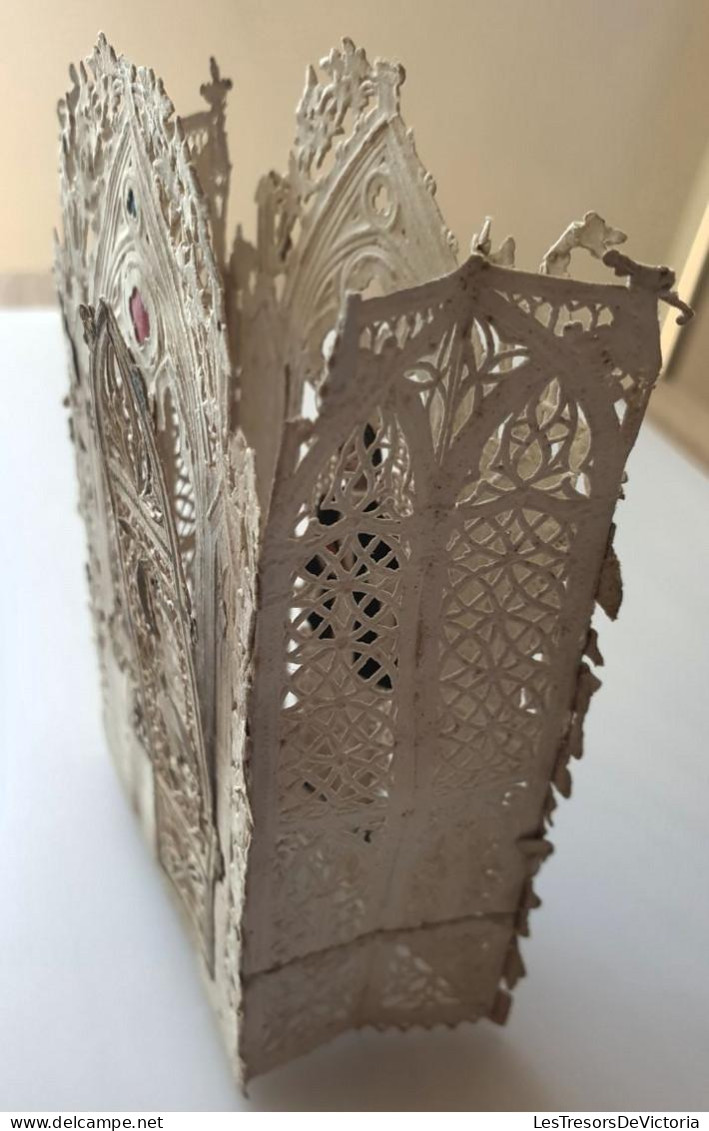 Image Pieuse Communiant Style Canivet En Papier Dentelle - Se Déplit Pour Former Une Petite Chapelle En 3D - 7x11cm - Devotion Images