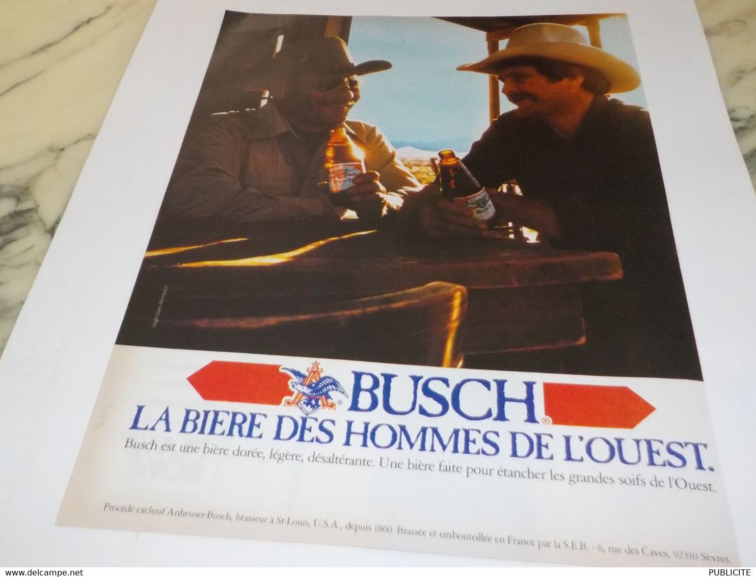 ANCIENNE  PUBLICITE LES HOMMES DE L OUEST UNE BUSCH 1982 - Alcools