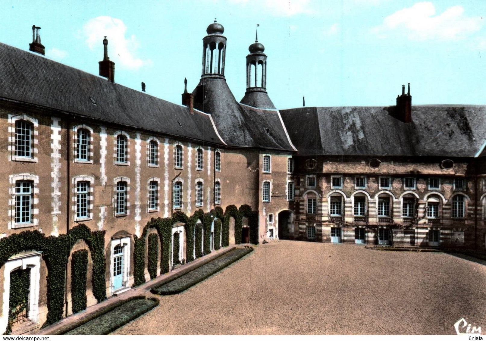 9880 SAINT FARGEAU Le Château,  La Cour D'Honneur     (recto-verso) 89 Yonne - Saint Fargeau