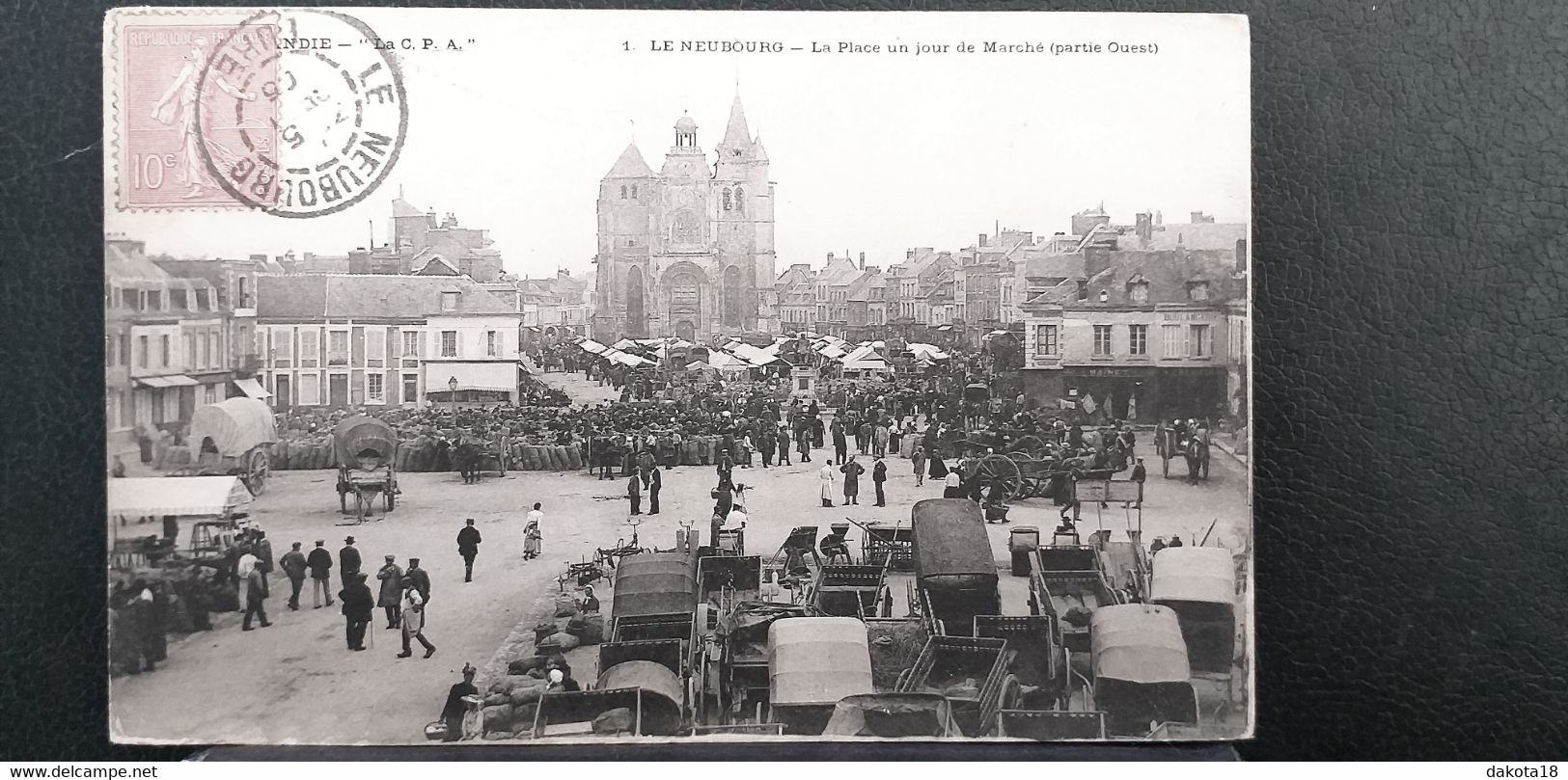27 , Le Neubourg , La Place Un Jour De Marché En 1906 - Le Neubourg