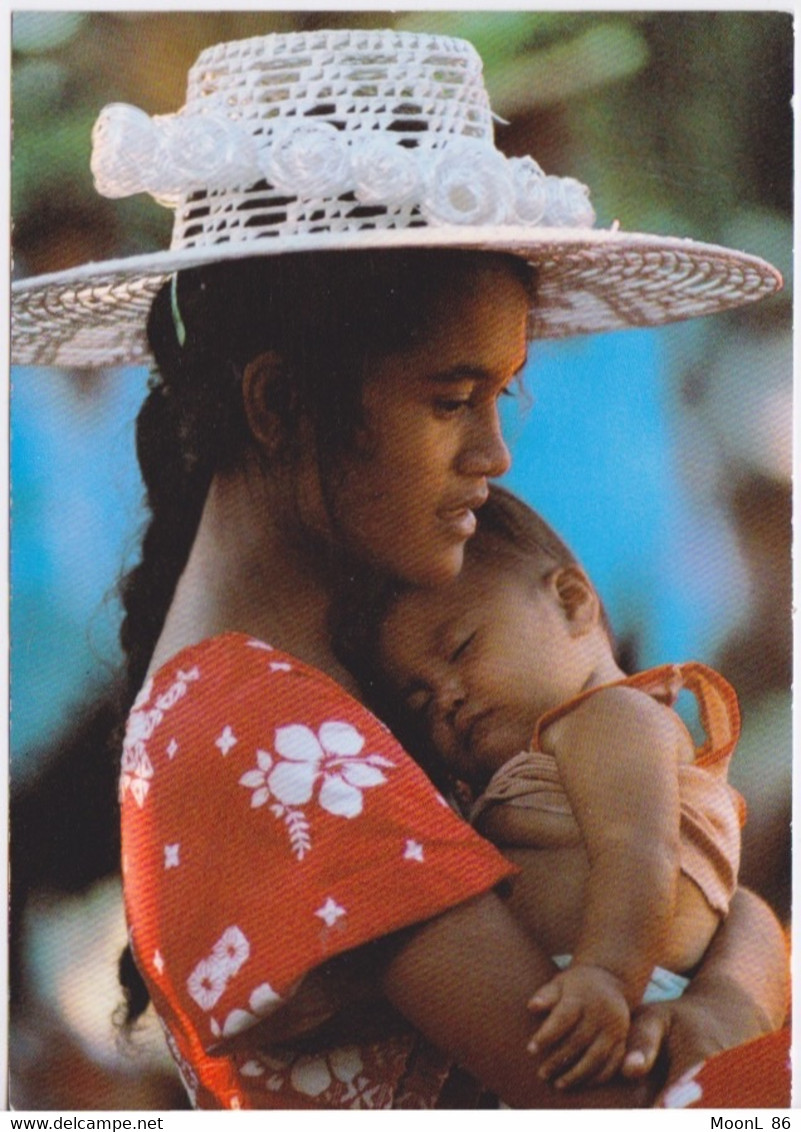 CPSM - POLYNESIE - MATERNITE POLYNESIENNE  - FEMME ET SON ENFANT + TIMBRE AU DOS NON VOYAGE - Polynésie Française