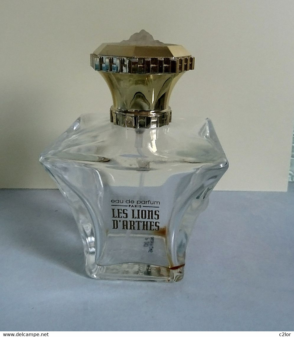 Joli Flacon Vaporisateur "Les Lions D'Arthes " De J. ARTHES Eau De Parfum 100 Ml VIDE/EMPTY Pour Collection/décoration - Flacons (vides)