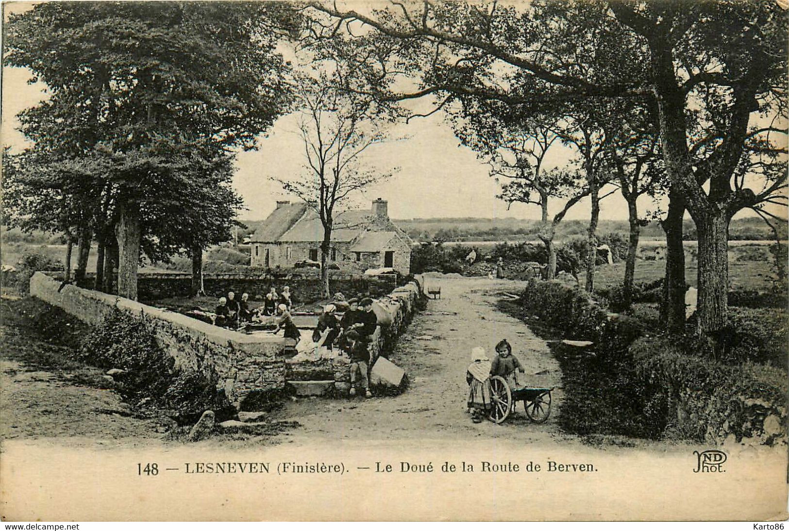 Lesneven * Le Doué De La Route De Berven * Lavoir Laveuses Lavandières - Lesneven