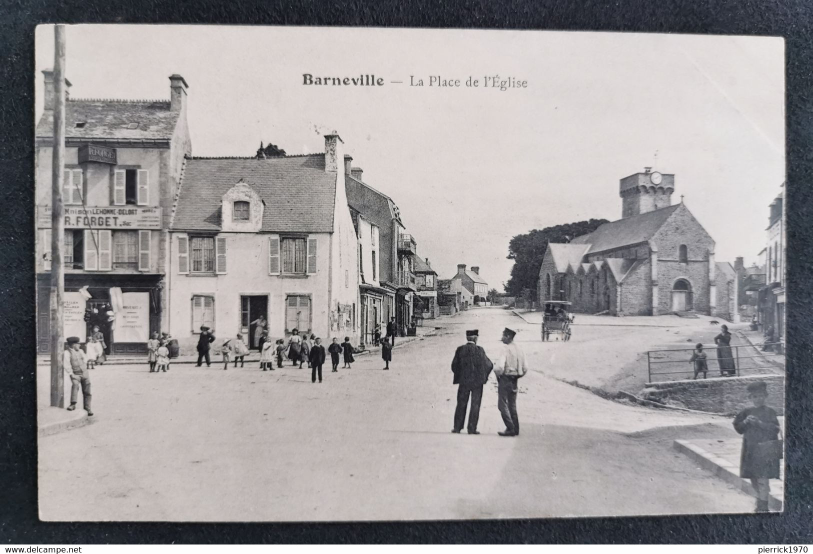 CPA / BARNEVILLE / LA PLACE DE L EGLISE  / ANIMEE / ETAT TOP - Barneville