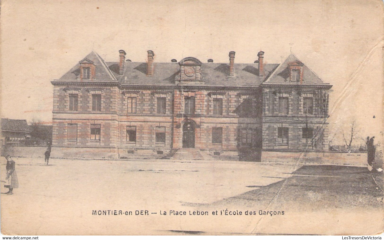 CPA - Montier En Der - La Place Lebon Et L'école Des Garcons - Montier-en-Der