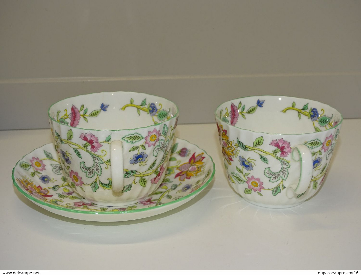 *2 JOLIES TASSES & 1 SOUCOUPE PORCELAINE MINTON BONE CHINA MADE IN ENGLAND  E