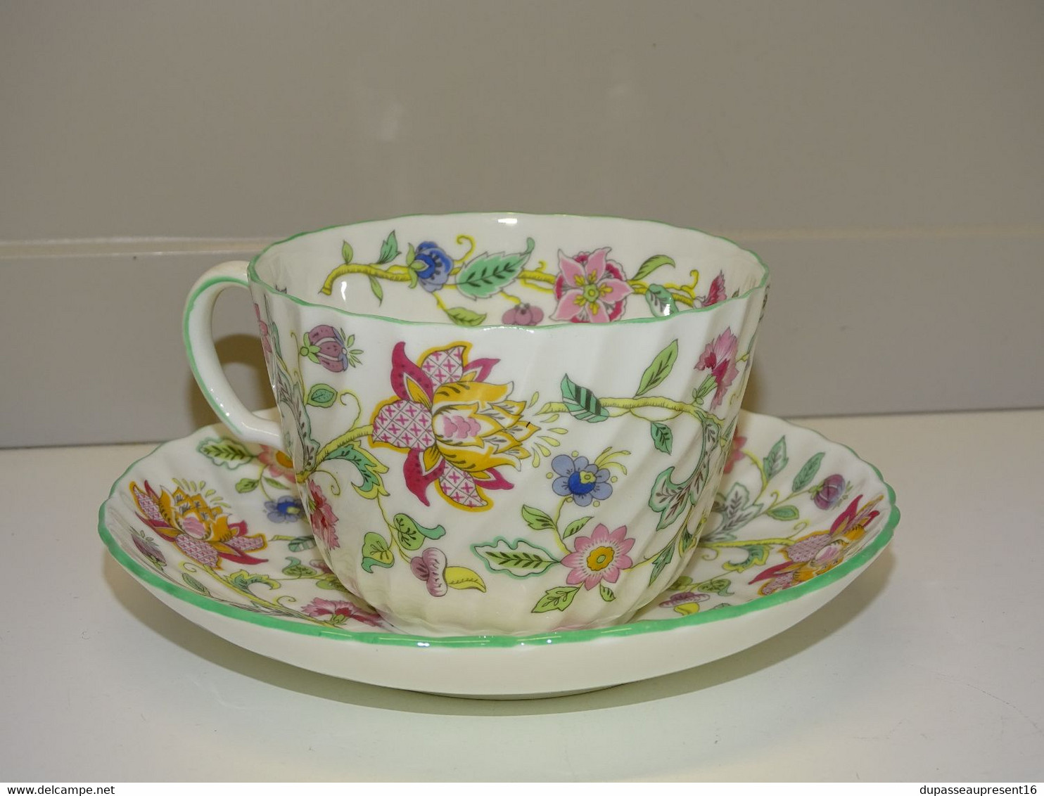 *2 JOLIES TASSES & 1 SOUCOUPE PORCELAINE MINTON BONE CHINA MADE IN ENGLAND  E