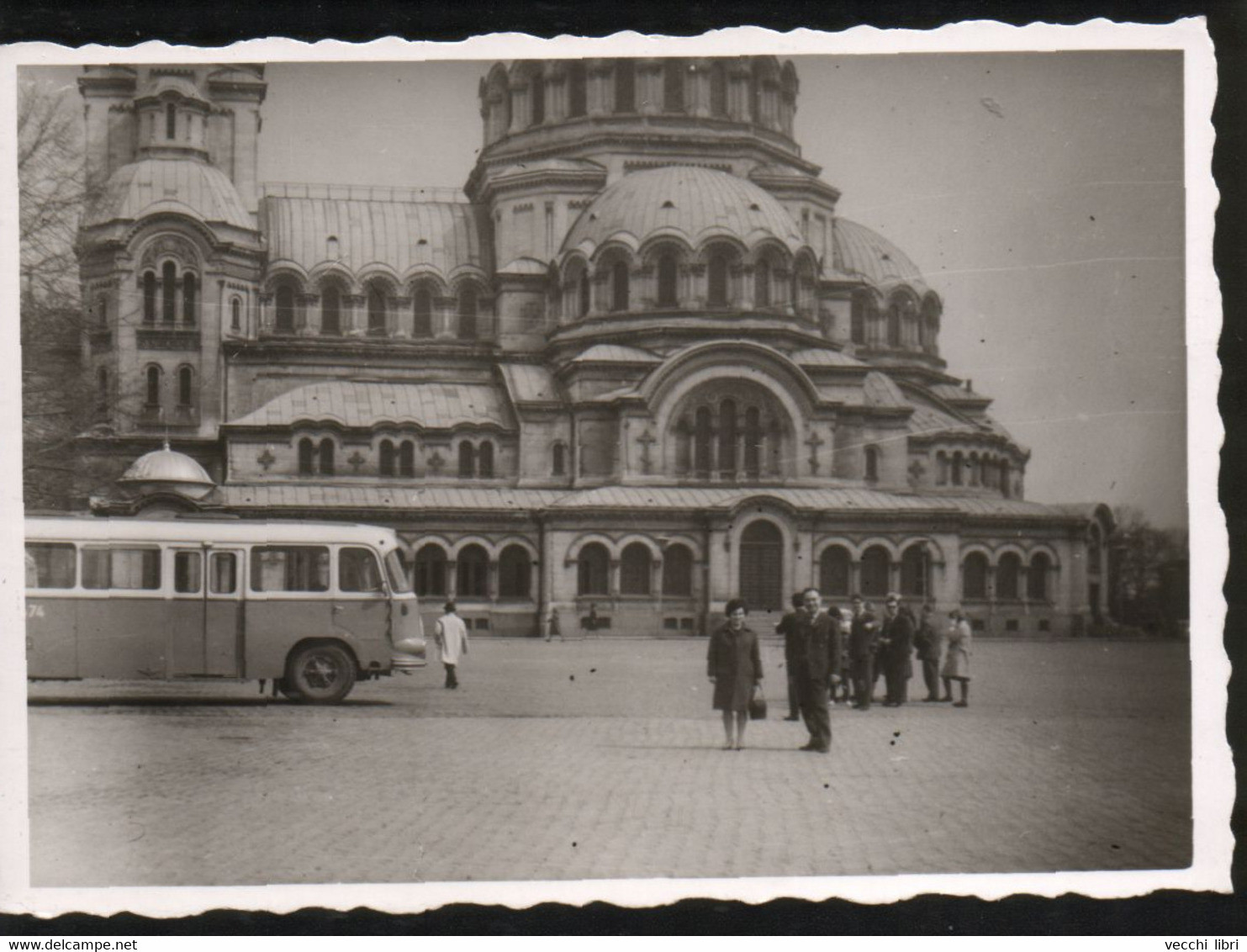 1966 SOFIA BULGARIA OLD PHOTO TRAVEL PEOPLE & BUS TRANSPORTATION TOURIST SOUVENIR ORTHODOX CHURCH RELIGIOUS ARCHITECTURE - Cars