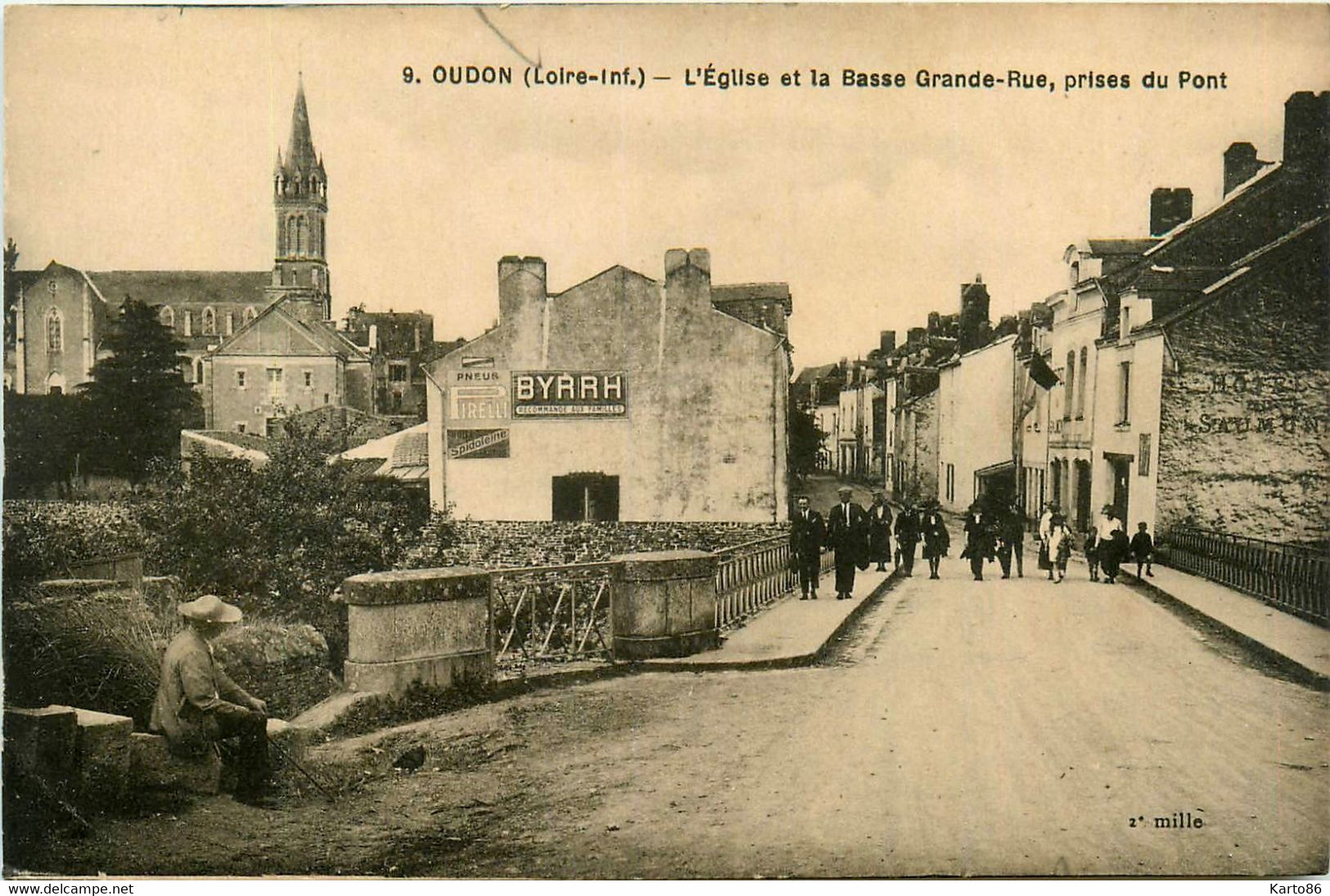 Oudon * La Basse Grande Rue Et Vue Sur L'église , Prise Du Pont * Villageois - Oudon