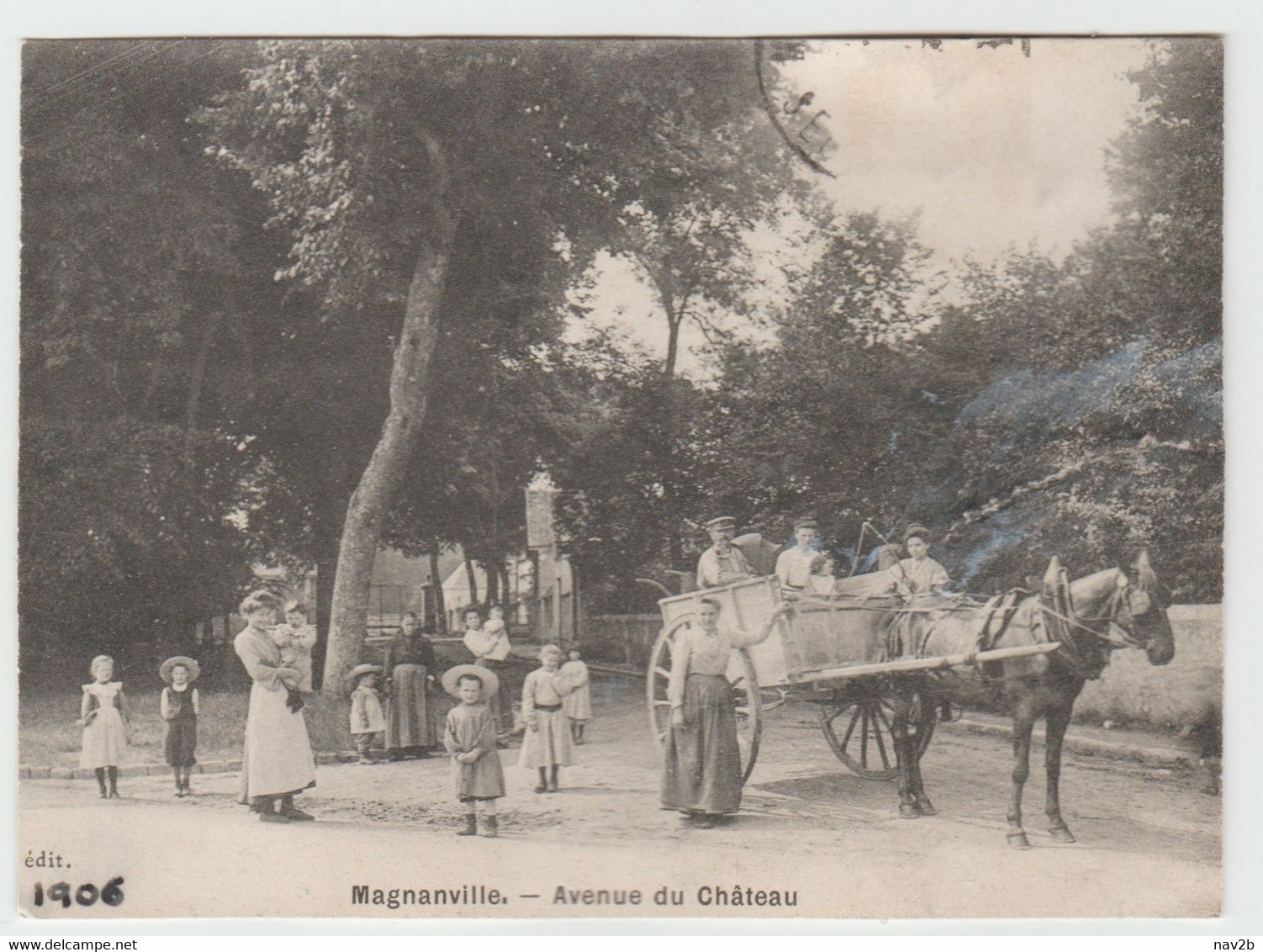 Magnanville . Avenue Du Chateau . Carte Découpée Pour Rentrer Dans Une Pochette . Ecrite 1906 - Magnanville