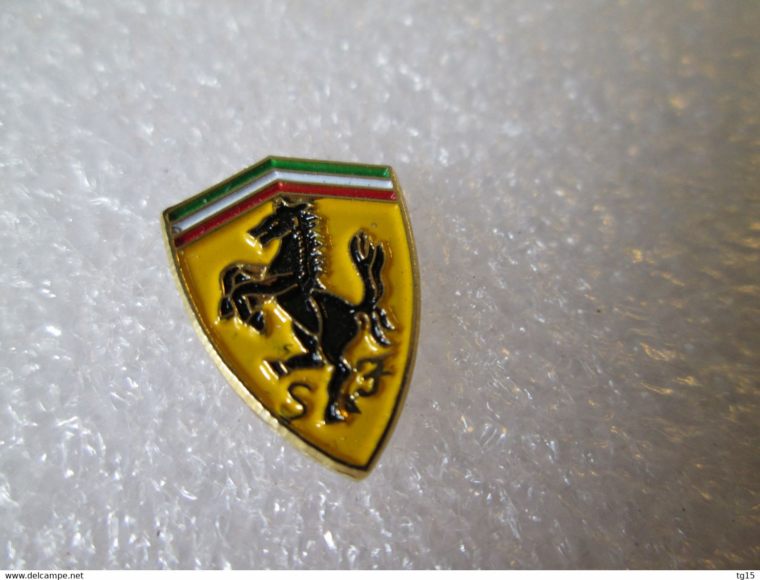 PIN'S    LOGO  FERRARI   16x12mm - Ferrari