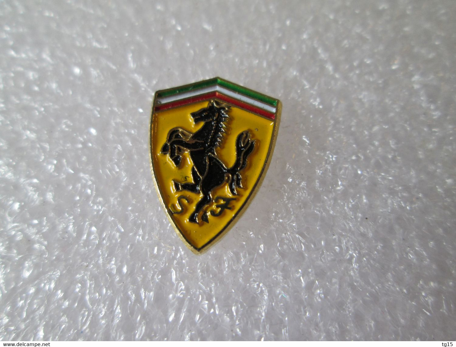 PIN'S    LOGO  FERRARI   16x12mm - Ferrari