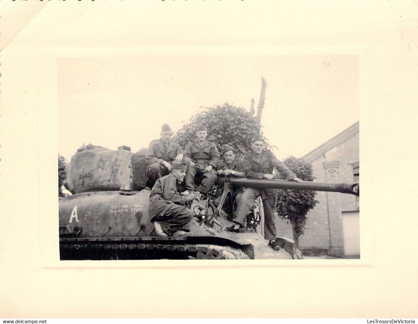 Photographie De Militaires Sur Un Char - Photo De Groupe - Format 11.5x9cm - Véhicules