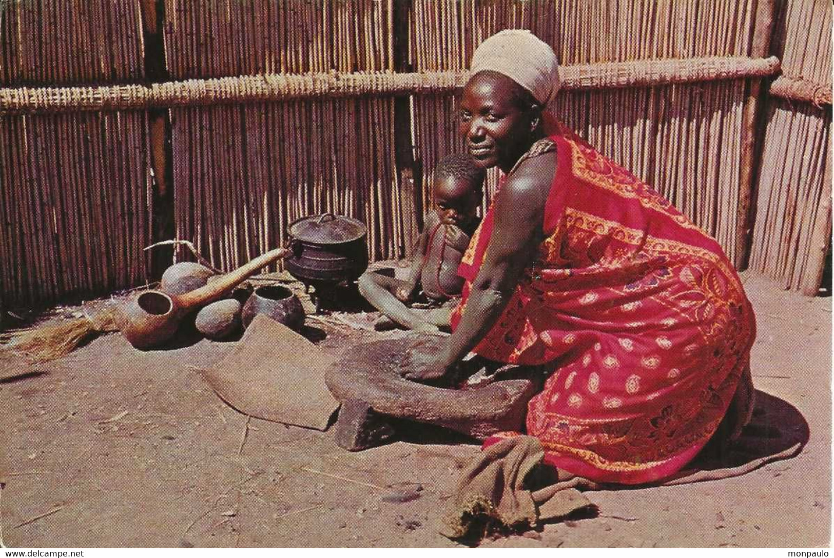 Afrique. CPM. Swaziland. Swazi Housewife Grinding Mealies. (animée, Enfants) - Swasiland