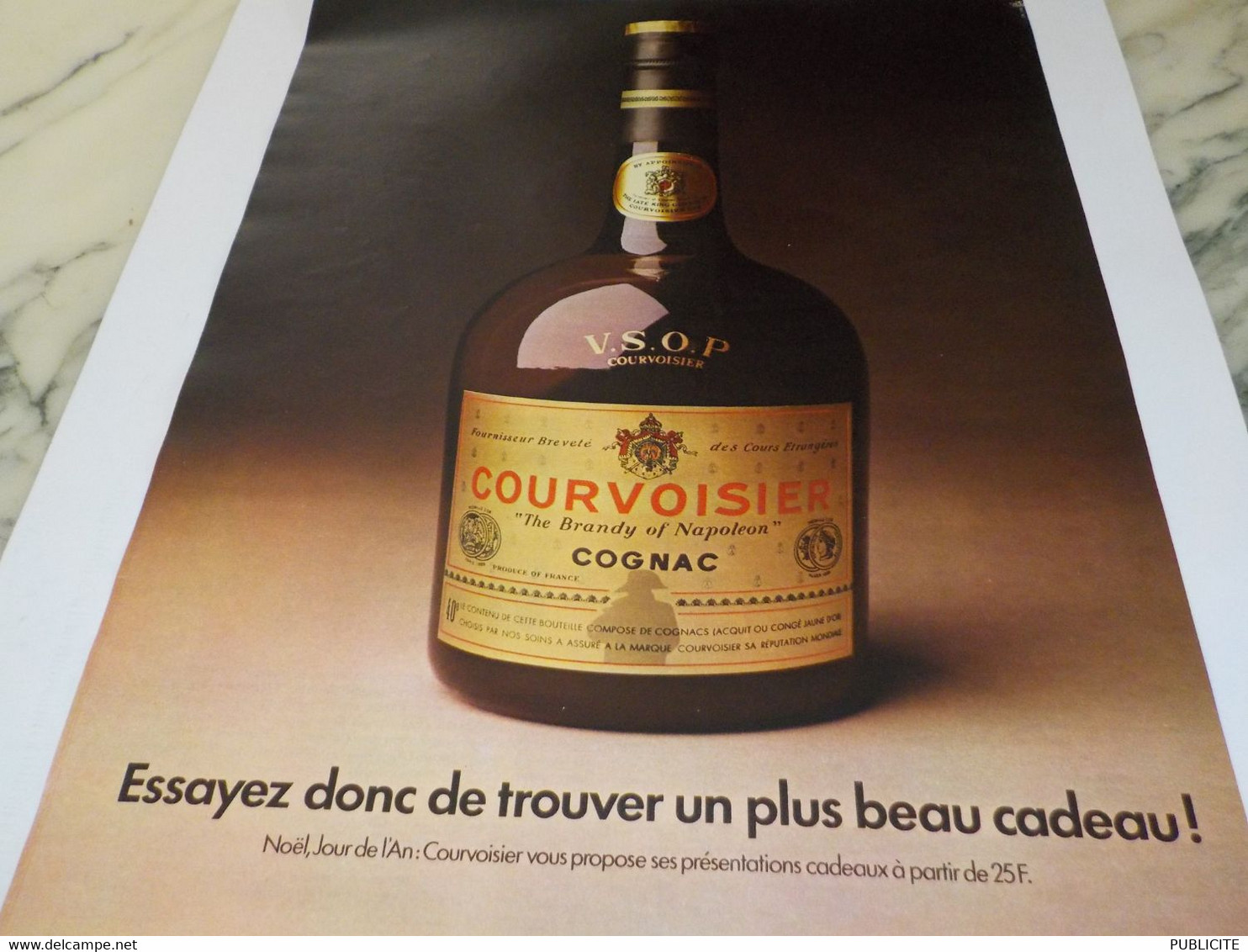 ANCIENNE  PUBLICITE LE PLUS BEAU CADEAU COGNAC COURVOISIER 1970 - Alcools