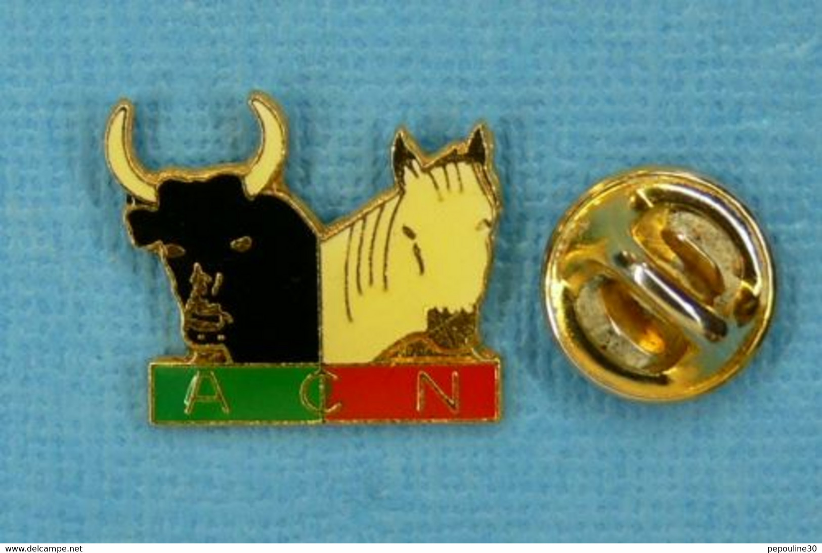 1 PIN'S //  ** MANADES  A-C-N  / VERT ET ROUGE ** - Tauromachie - Corrida