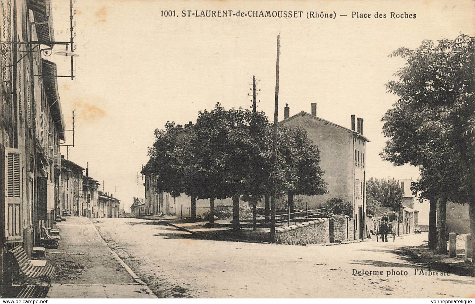 69 - RHÔNE - ST-LAURENT-DE-CHAMOUSSET - Place Des Roches - Beau Cliché Delorme - 10493 - Saint-Laurent-de-Chamousset