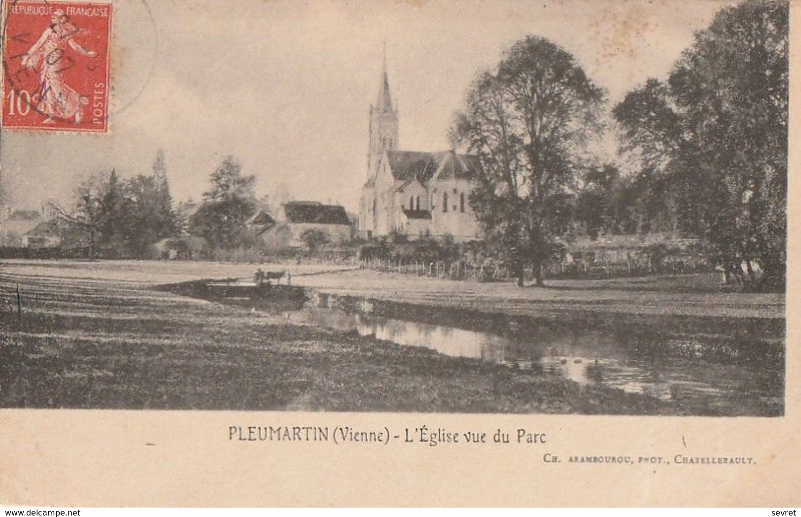 PLEUMARTIN -   L'eglise Vue Du Parc - Pleumartin