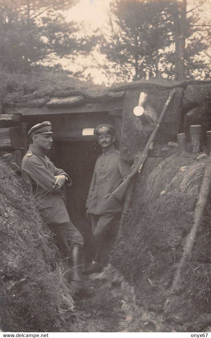 Carte Postale Photo Militaire Allemand-Soldat Avec Fusil-Arme-Sous-terrain-Blockhaus-Abris-Krieg-Guerre-14/18 - Guerra 1914-18