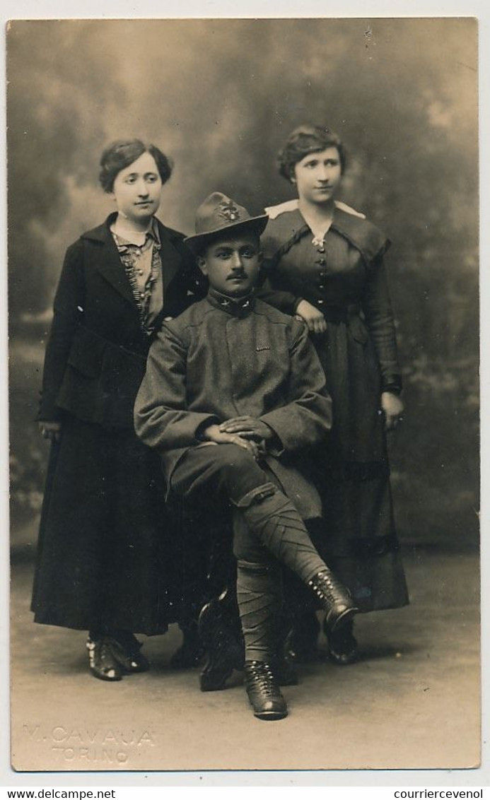 CPA Photo - Militaire Italien Posant Avec Deux Dames - Pho M. CAVADJA Torino - Personajes