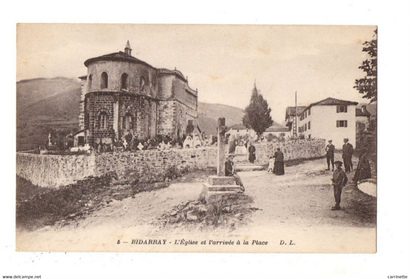 BIDARRAY - 64 - Pays Basque - L'Eglise Et L'arrivée à La Place - Bidarray