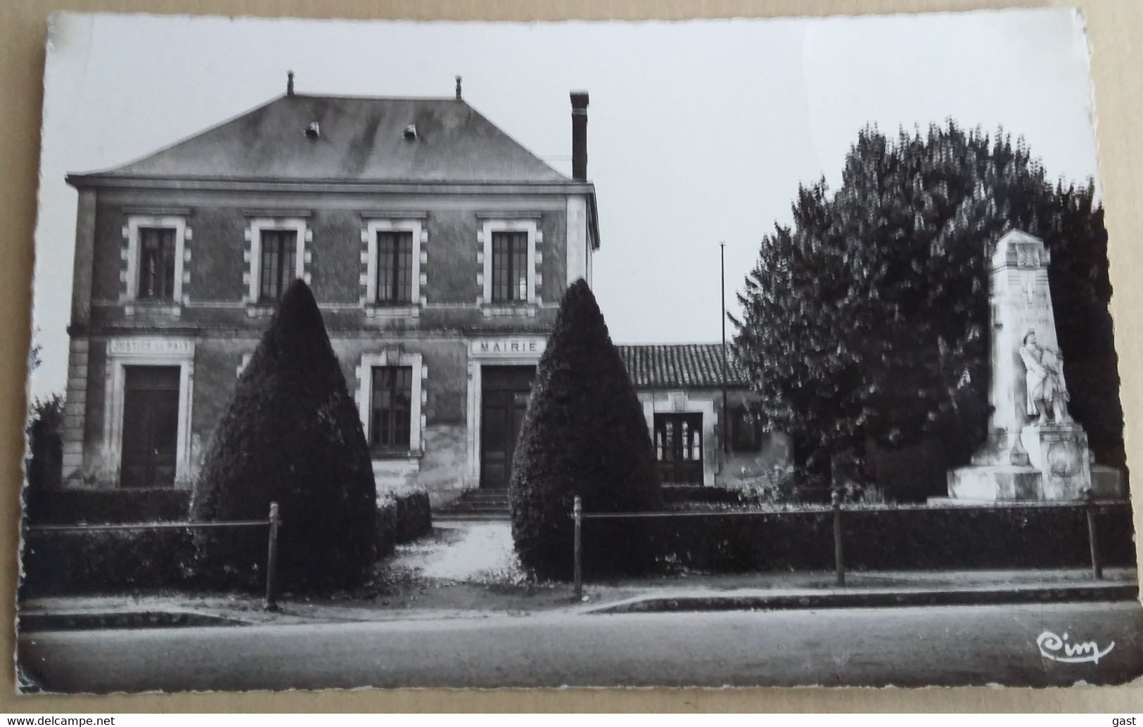 85  BEAUVOIR  SUR  MER  LA  MAIRIE  (ET  LE  MONUMENT  AUX MORTS ) - Beauvoir Sur Mer