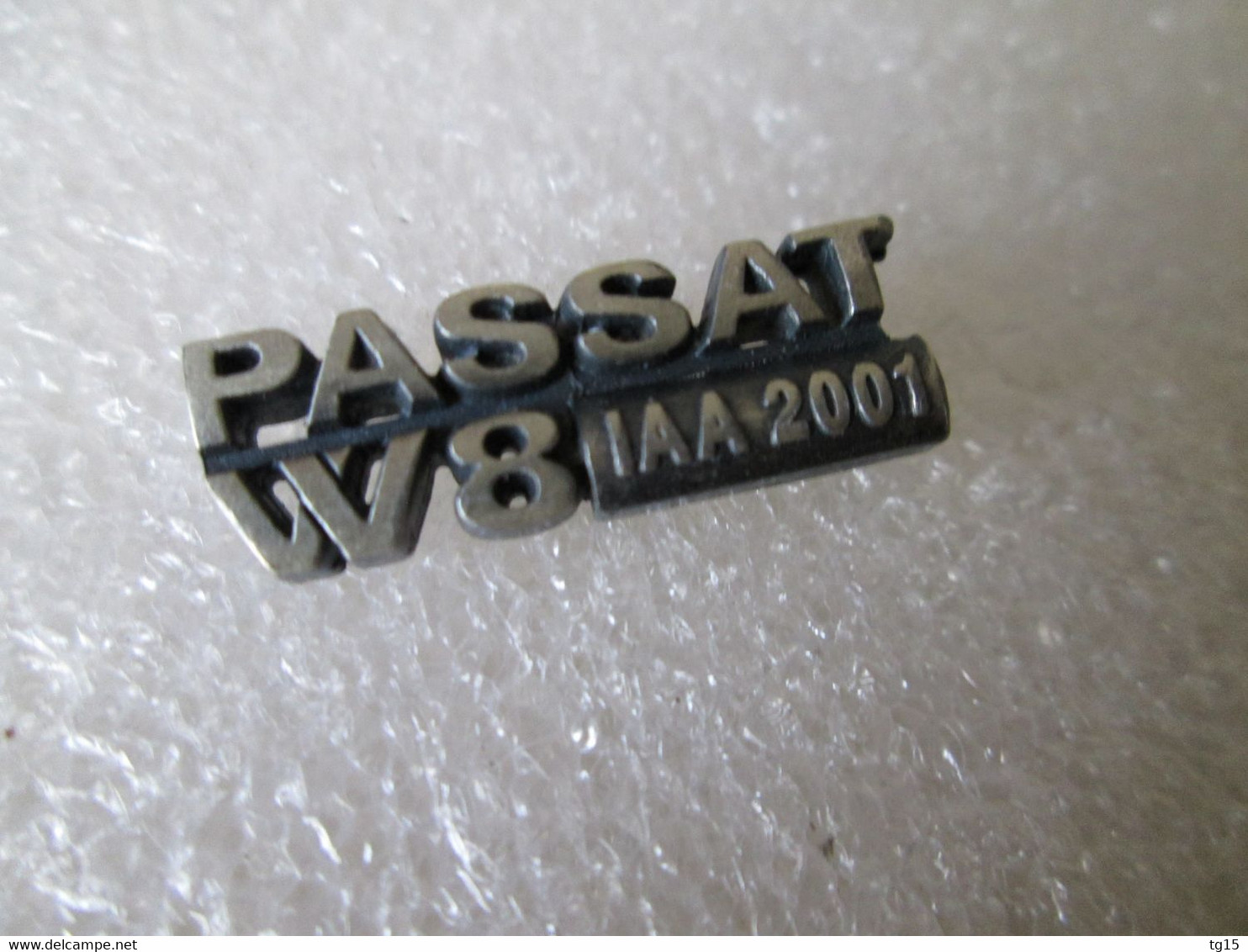 PIN'S     VOLKSWAGEN   PASSAT W 8  IAA 2001 - Volkswagen