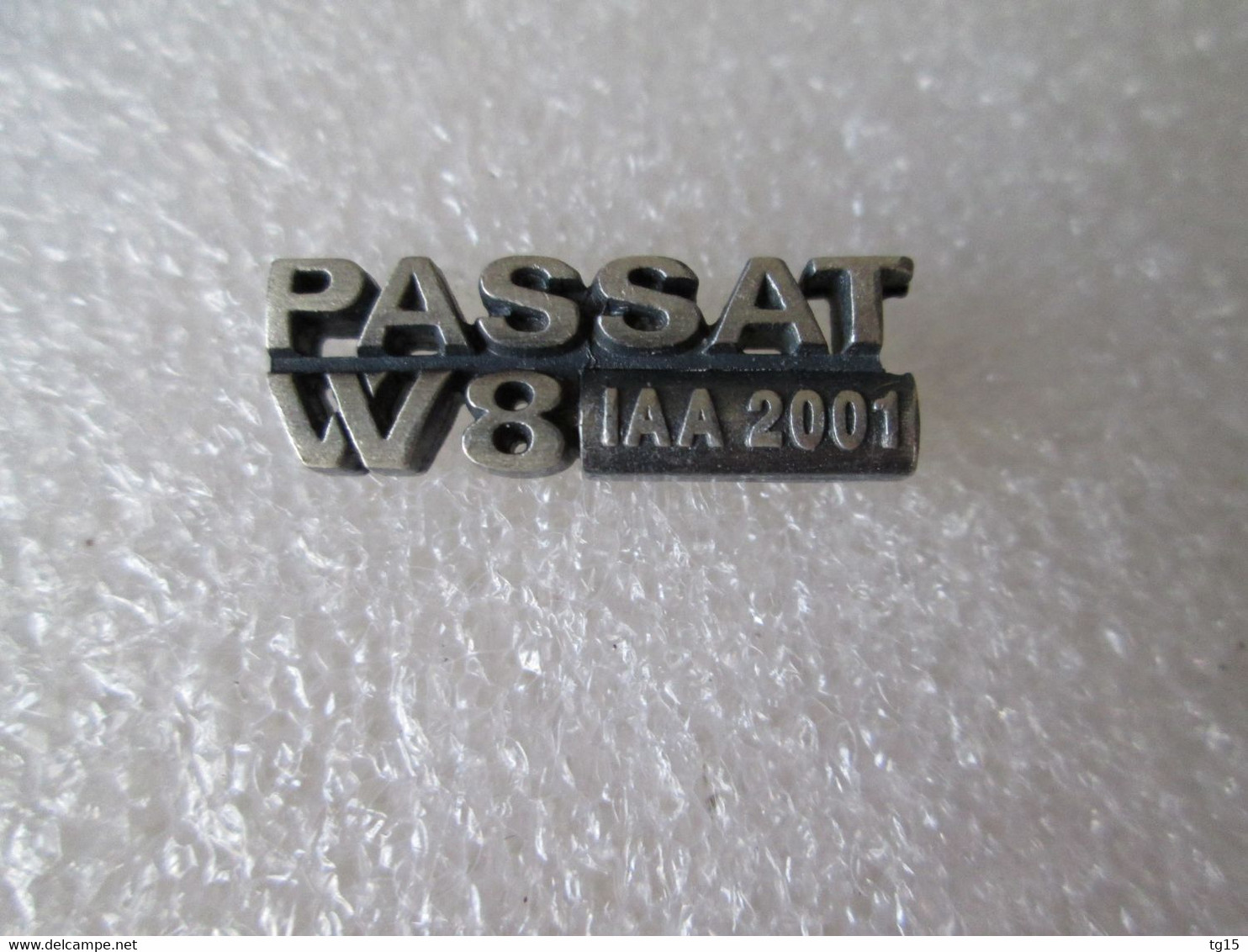 PIN'S     VOLKSWAGEN   PASSAT W 8  IAA 2001 - Volkswagen