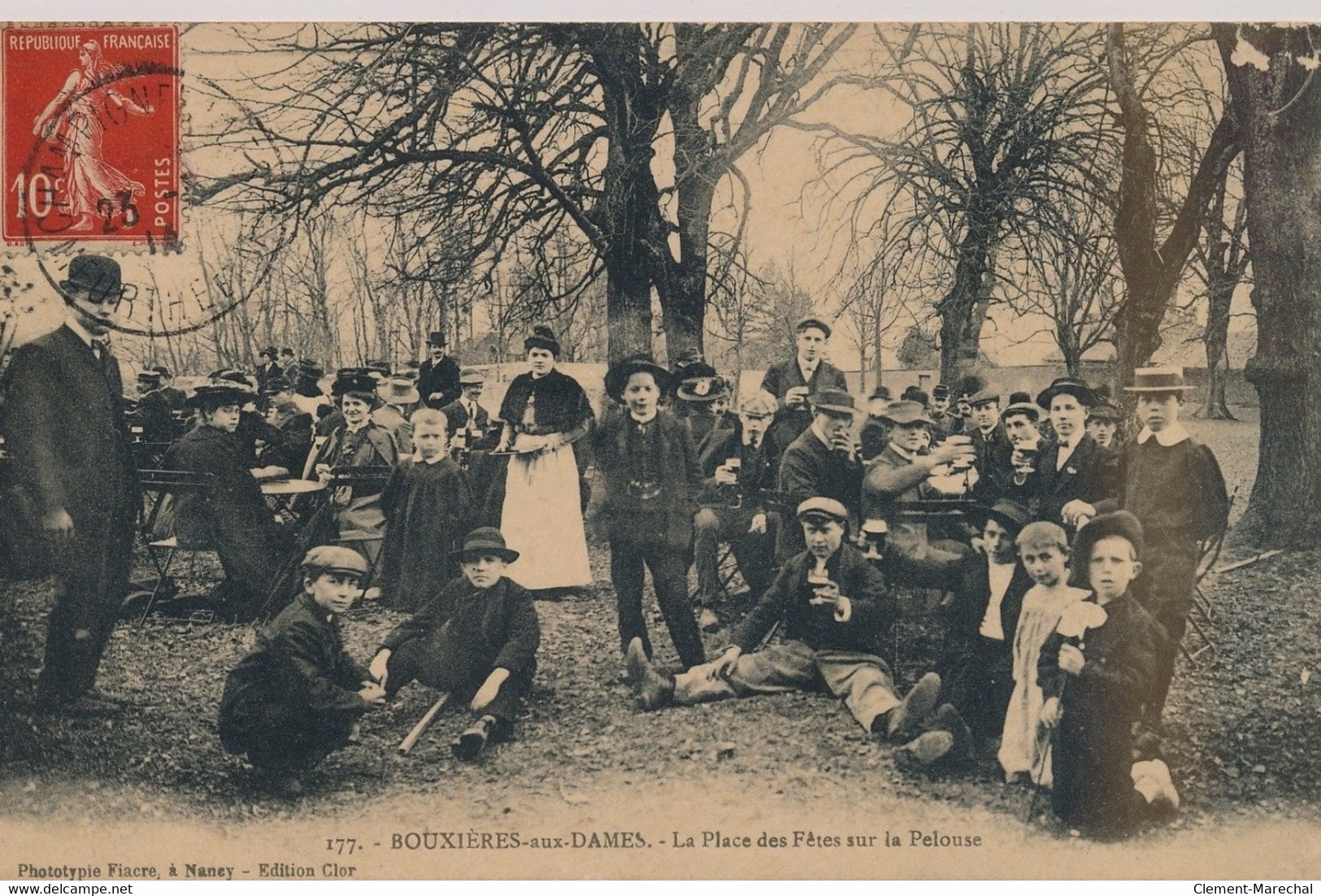 BOUXIÈRES-aux-DAMES : La Place Des Fêtes Sur La Pelouse - Très Bon état - Other & Unclassified