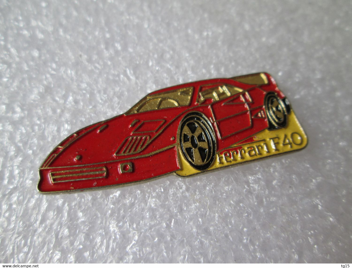 PIN'S    FERRARI  F 40 - Ferrari