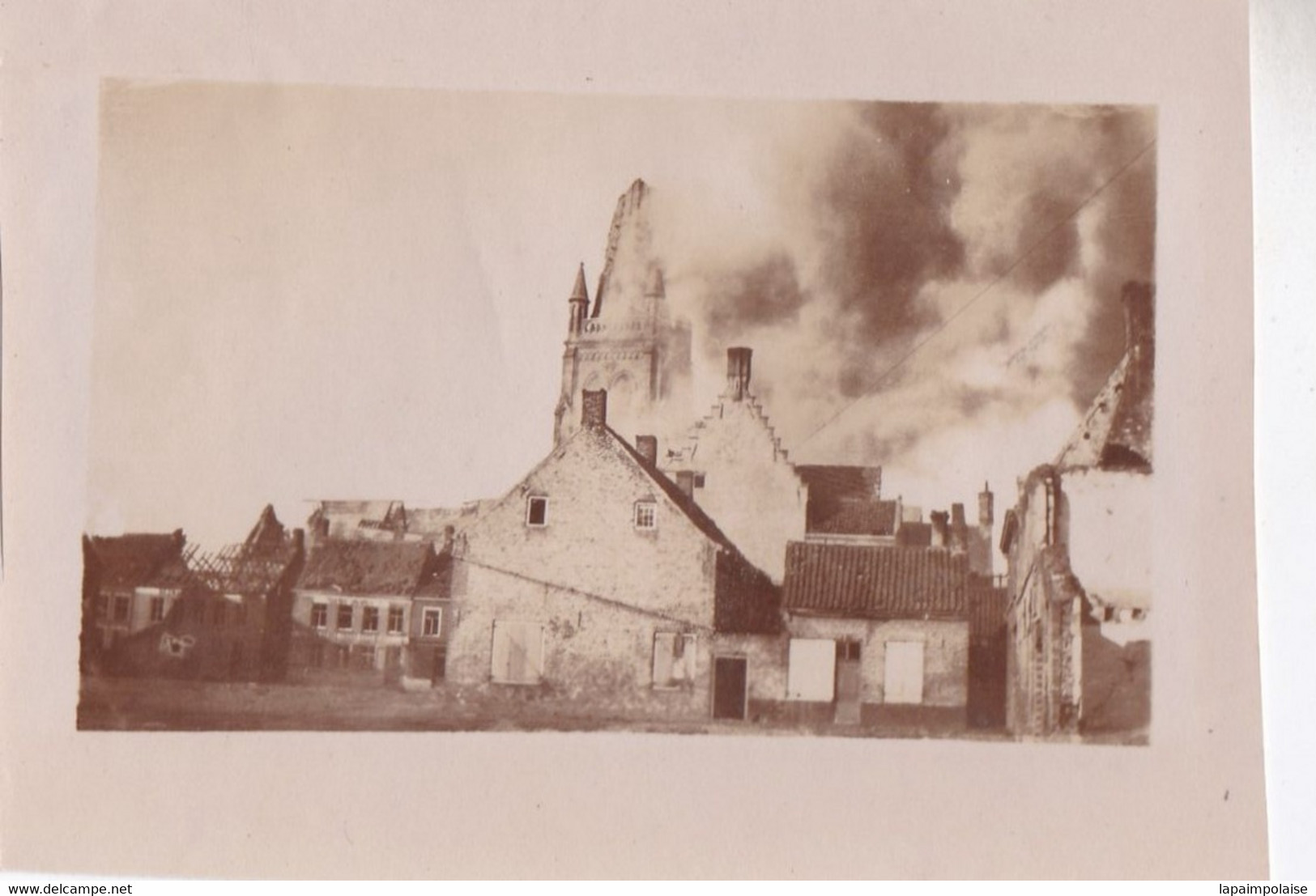 Photo De Particulier WW1 Belgique Lo-Reminge Vue De La Ville Et De L'église Détruite Par Les Bombes   Réf 15416 - Krieg, Militär