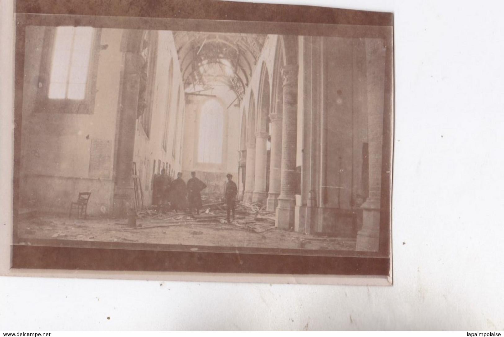 Photo De Particulier WW1 Belgique Lo-Reminge Intérieur De L'église Détruite Militaire Belges Inspectant  Réf 15422 - War, Military