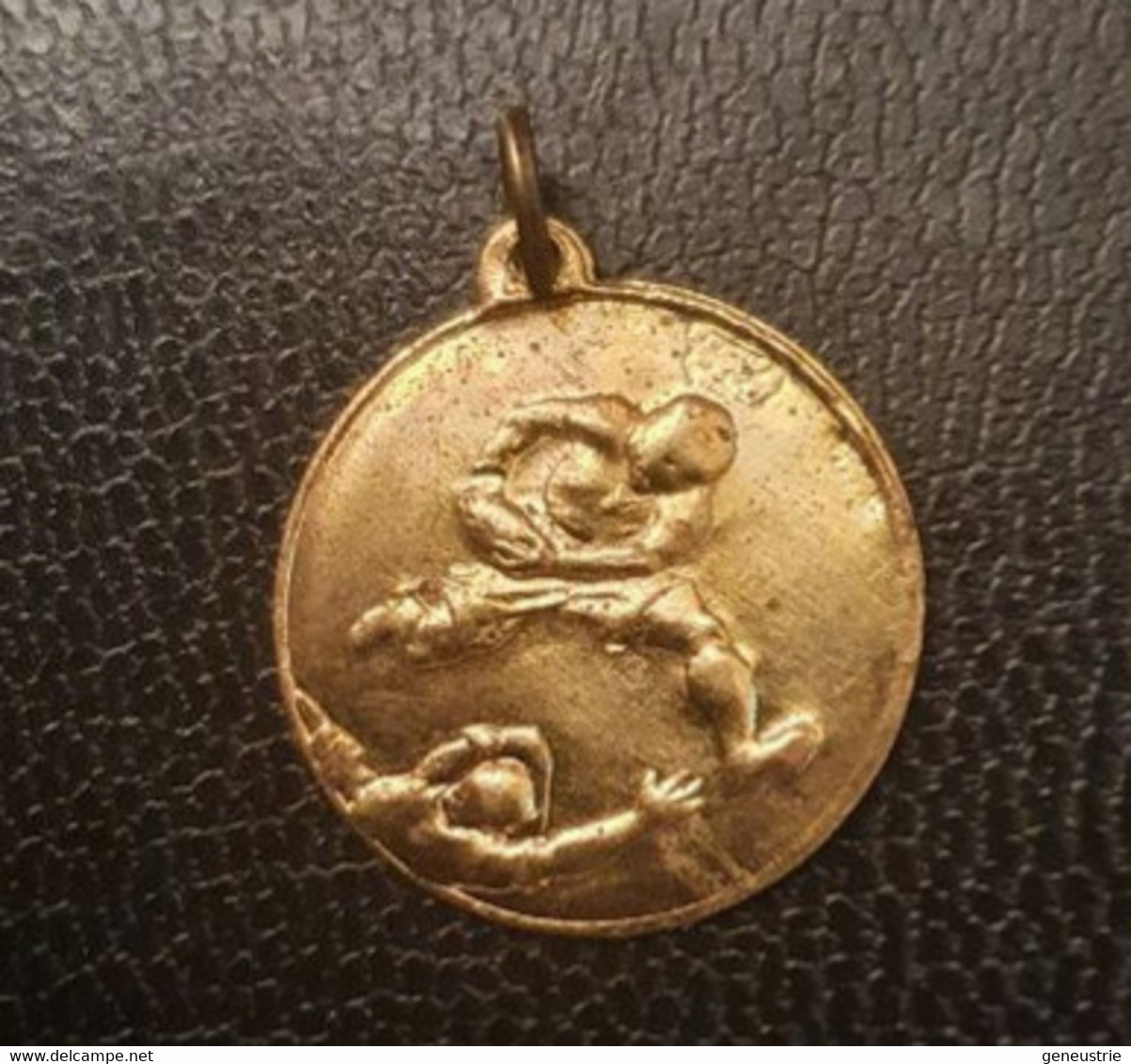 Petit Pendentif En Laiton Embouti (années 20) Récompense De Rugby - Rugby