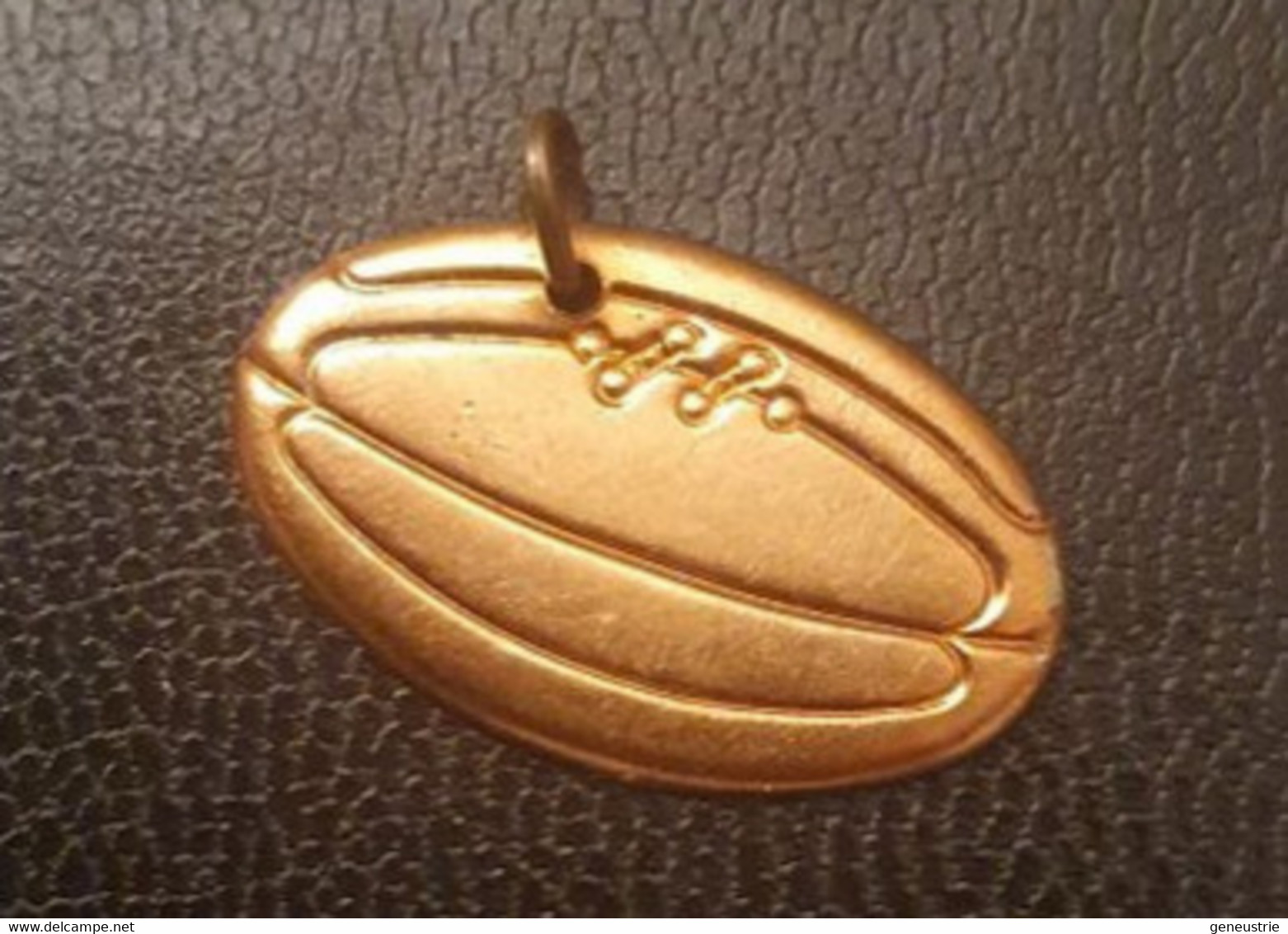 Petit Pendentif En Laiton Embouti Représentant Un Ballon (années 20) Récompense De Rugby - Rugby