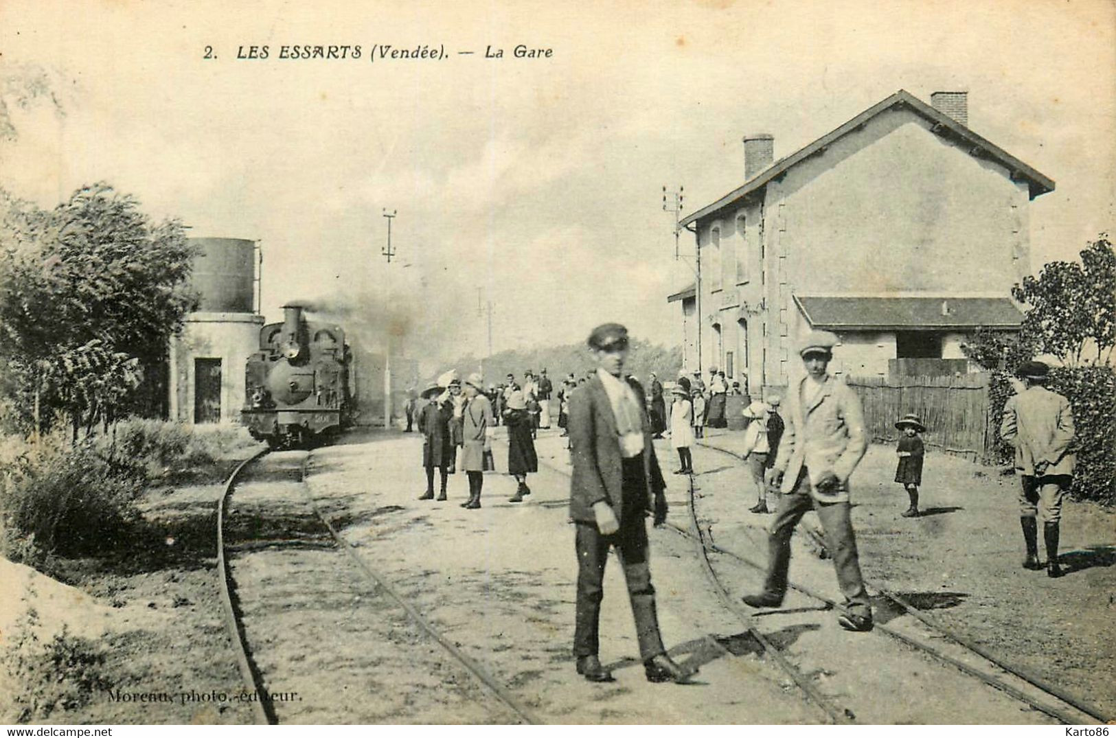 Les Essarts * Vue Sur La Gare * Ligne Chemin De Fer * Arrivée Du Train - Les Essarts