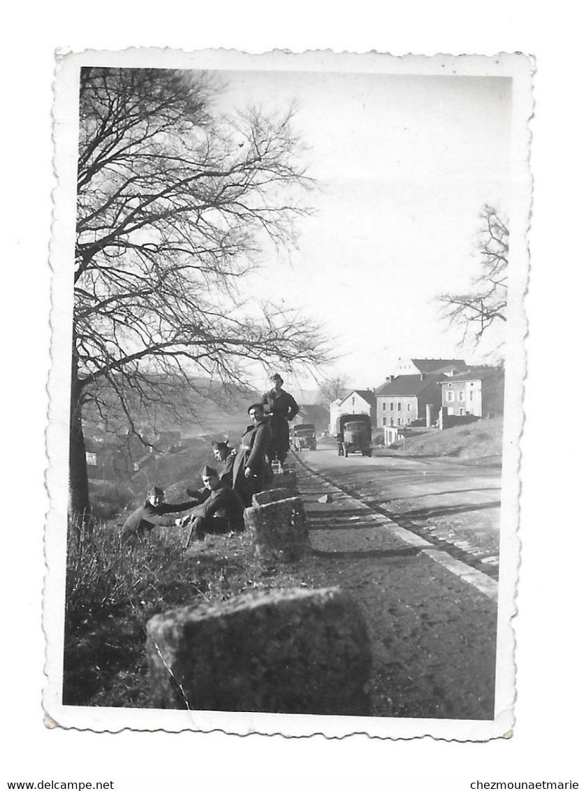 AUDUN LE TICHE ENTREE - MILITAIRES ET CAMIONS - PHOTO 9*6 CM MOSELLE - Guerre, Militaire