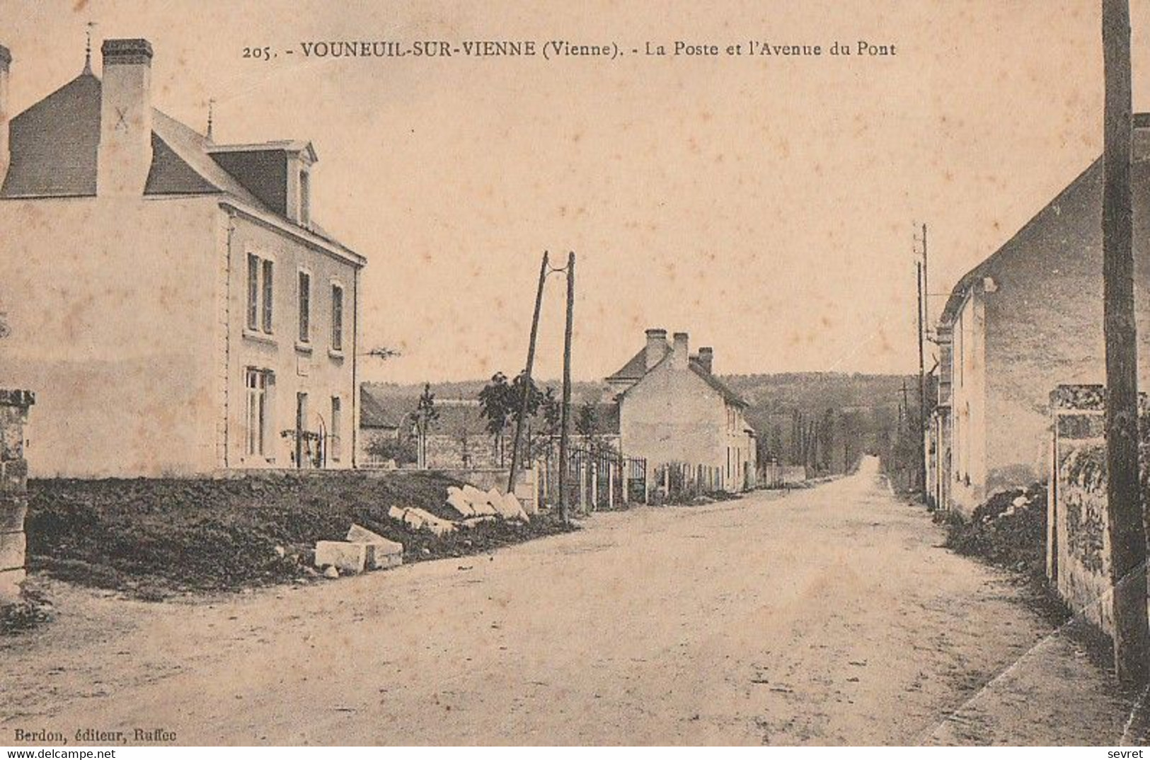VOUNEUIL-SUR-VIENNE. - La Poste Et L'Avenue Du Pont - Vouneuil Sur Vienne