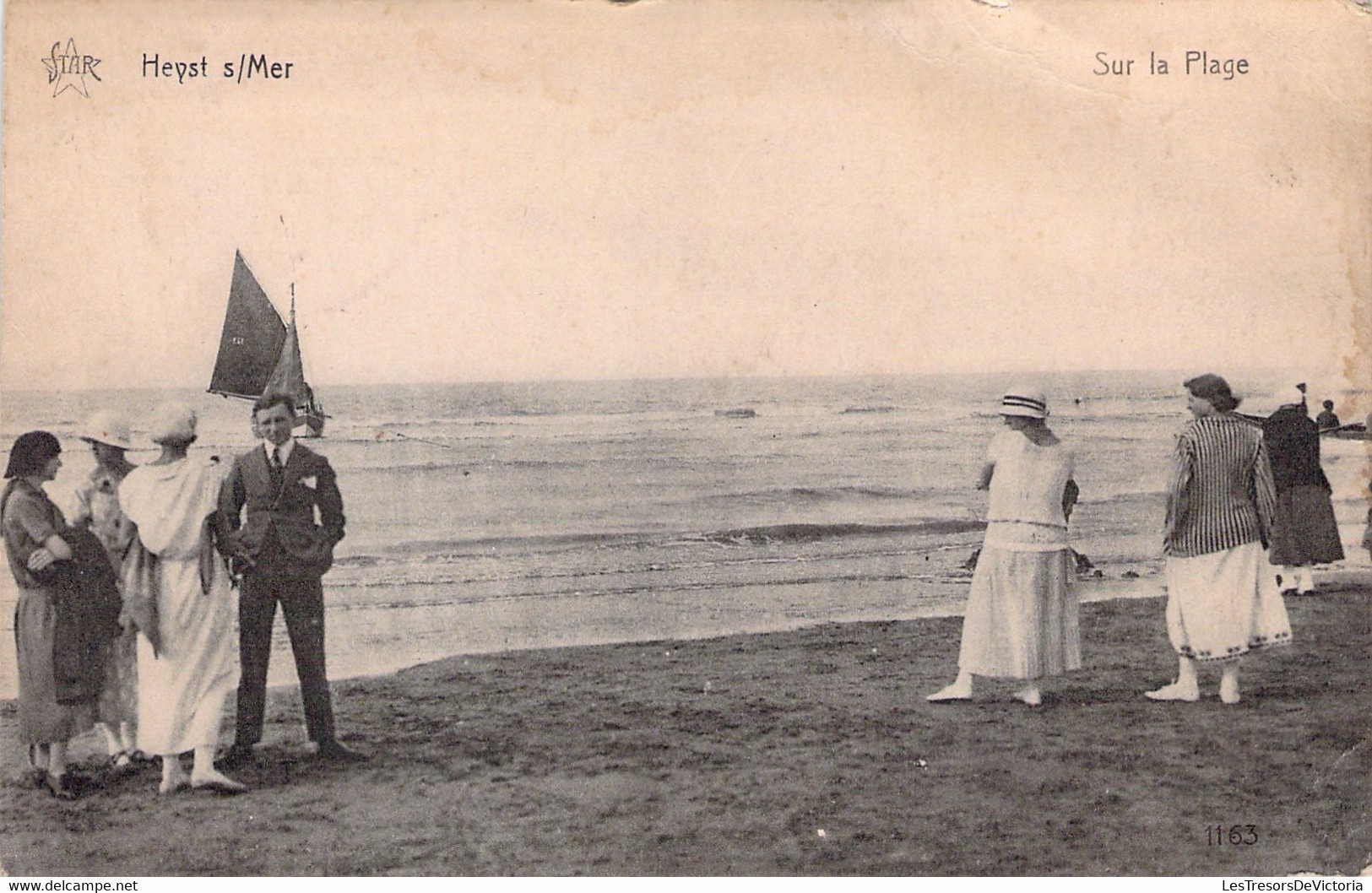 CPA Heyst Sur Mer - Sur La Plage - Homme En Costume Sur La Plage Avec Un Groupe De Femme - Heist