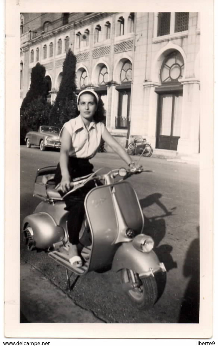 Vespa 1951 Jolie Jeune Femme Fille -  Photo 7x11.5cm 2 Scans - Cars