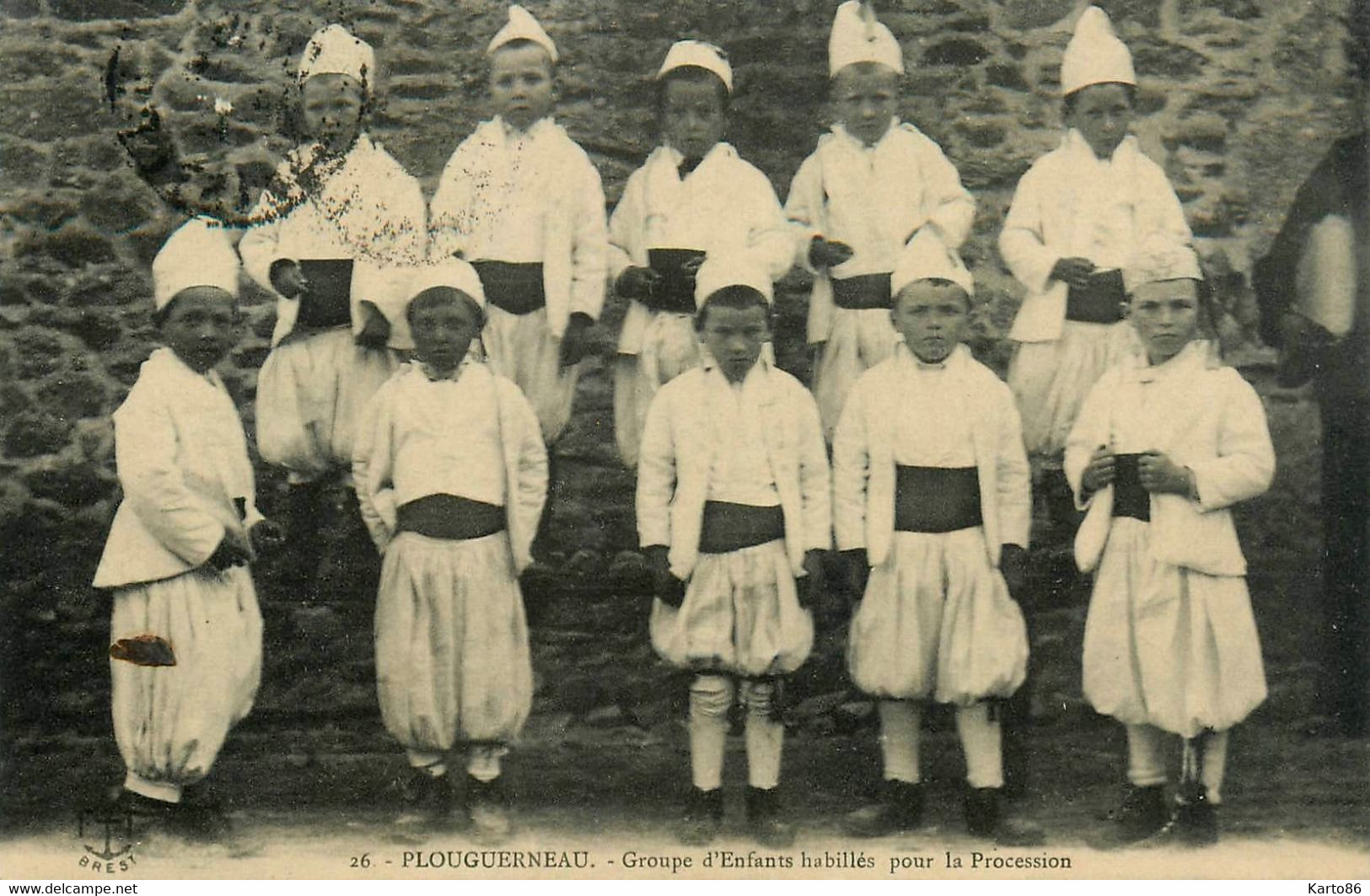 Plouguerneau * Groupe D'enfants Habillés Pour La Procession * - Plouguerneau