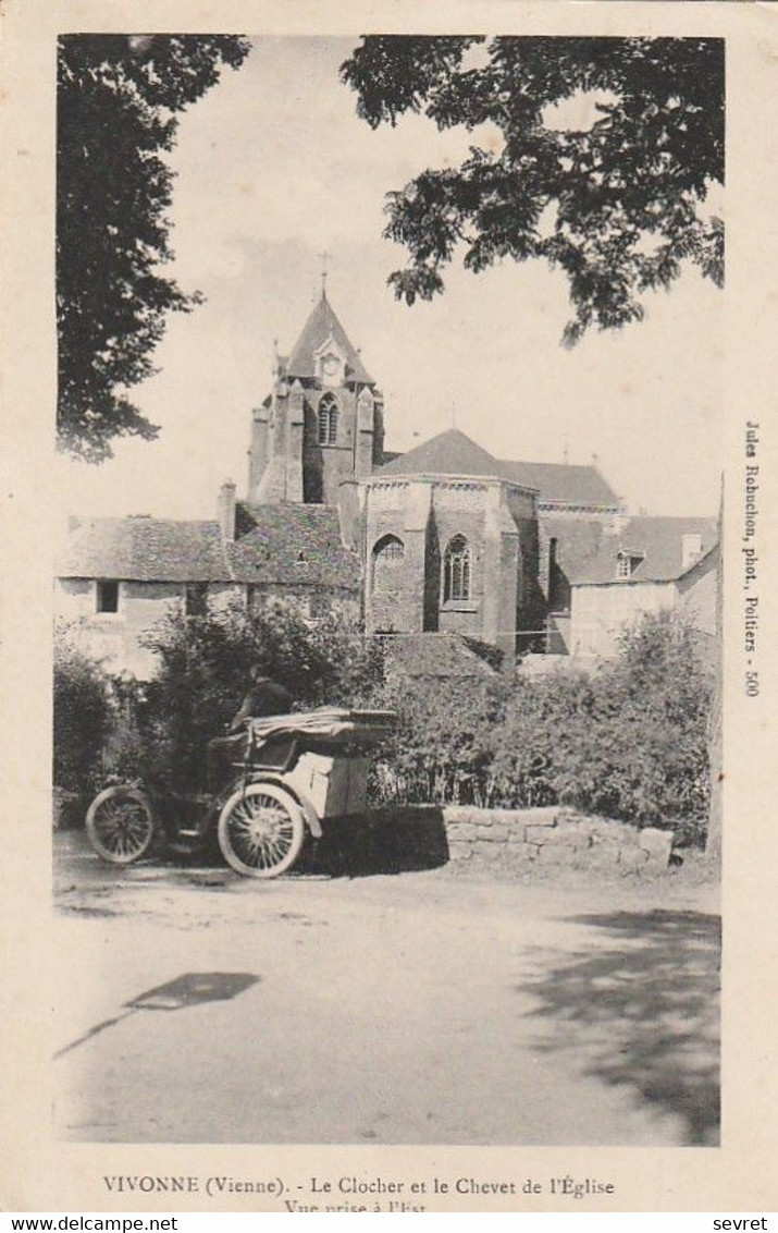 VIVONNE. - Le Clocher Et Le Chevet De L'Eglise - Vue Prise à L'Est. Voiture Ancienne 1er Plan - Vivonne