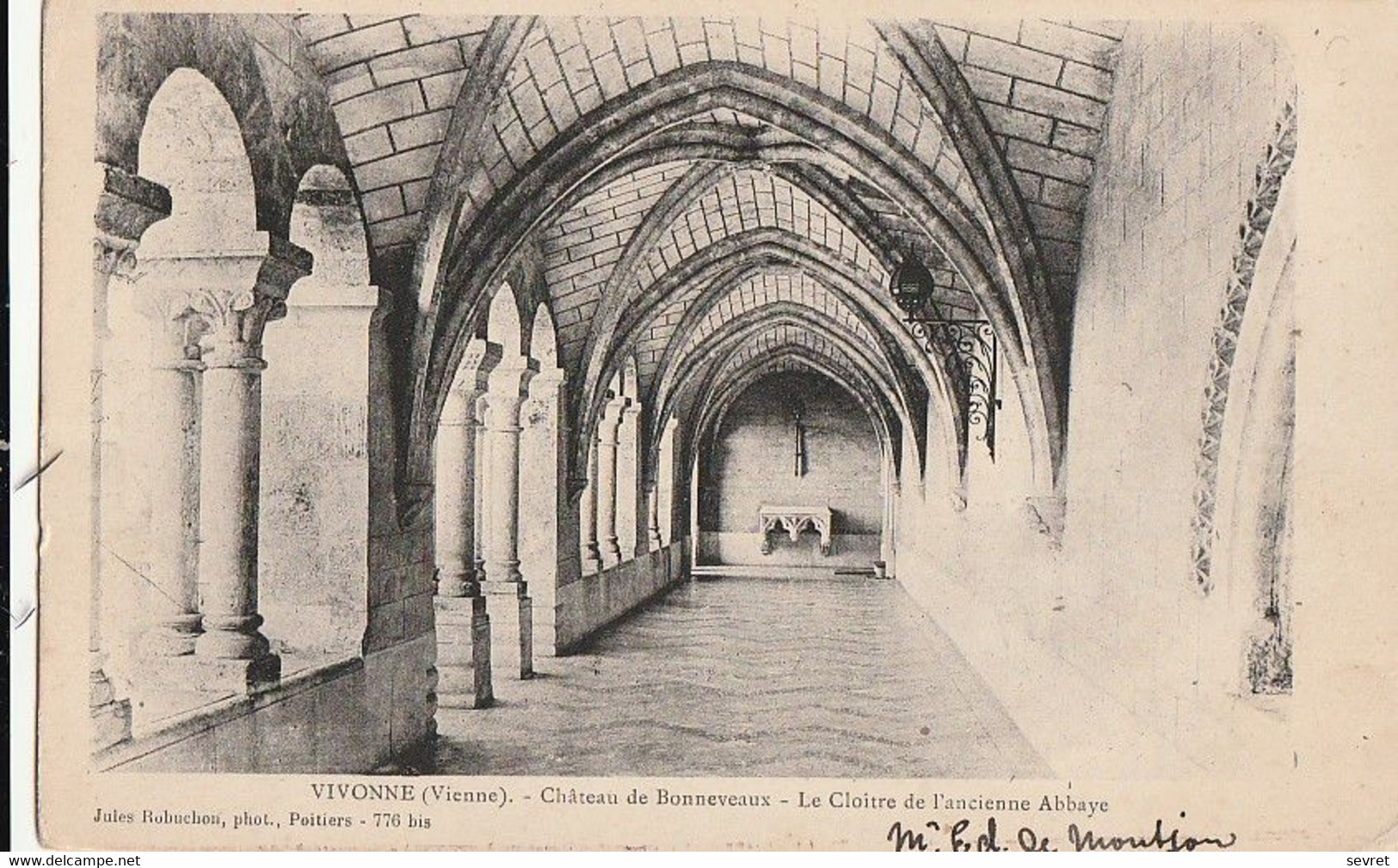 VIVONNE. - Château De Bonnevaux - Le Cloître De L'ancienne Abbaye. Cliché RARE - Vivonne