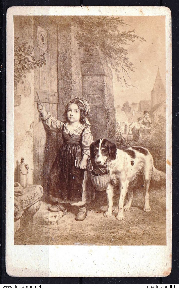 GRENIER 606 - PHOTO CDV - RETOUR DE L'ECOLE - FILLE AVEC CHIEN - GIRL WITH DOG COMING FROM SCHOOL - Anciennes (Av. 1900)